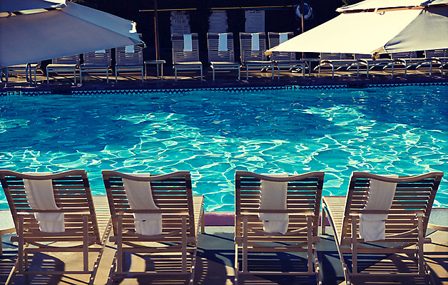 포토 JPG 해외이미지 주간 휴식 야외수영장 그림자 사람없음 야외 여름휴가 바캉스 수건 파라솔 시원함 선베드 해외포토 자연요소 컨셉 의자 휴가 수영장 위생용품 파일형식 여름_계절 이미지허브