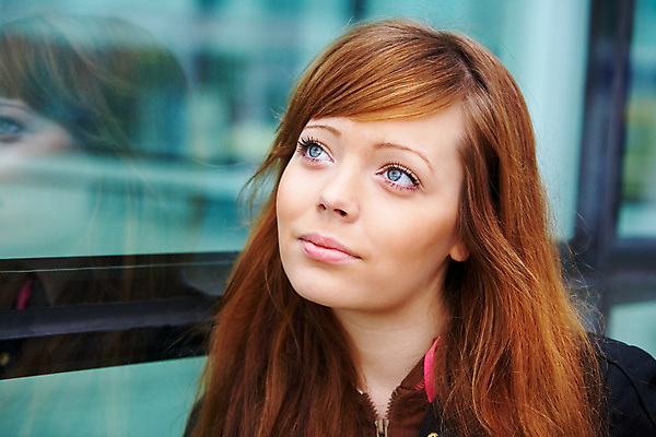 포토 JPG 해외이미지 백인 긴머리 외관 여자 행복 생각 미래 설계 갈색머리 한명 미소 사람 야외 10대 청춘 평화 희망 올려보기 자신감 명상 만족 고민 싱글 긍정 배려 해외포토 서양인 1 헤어스타일 감정 컨셉 모션 청소년 표정 파일형식 이미지허브