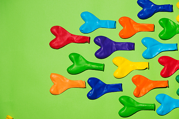 포토 JPG 해외이미지 실내 사람없음 하이앵글 파티 축하 생일 즐거움 하트풍선 초록배경 해외포토 기념일 감정 뷰포인트 백그라운드 컨셉 이벤트 내부 초록색 하트 풍선 파일형식 이미지허브