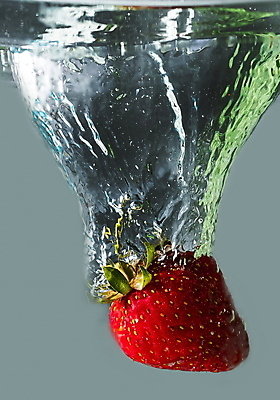 포토 JPG 해외이미지 딸기 근접촬영 사람없음 물 거품 신선 떨어짐 해외포토 자연요소 뷰포인트 컨셉 과일 파일형식 이미지허브