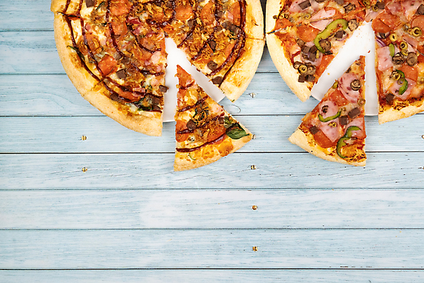 포토 JPG 해외이미지 접시 피자 패스트푸드 실내 사람없음 하이앵글 콤비네이션피자 피자조각 나무배경 해외포토 식기 뷰포인트 조각 백그라운드 서양음식 내부 인스턴트 파일형식 이미지허브