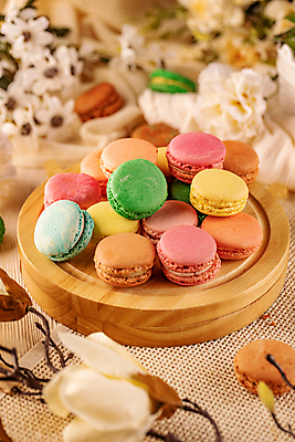 포토 JPG 해외이미지 꽃 디저트 실내 사람없음 쌓기 달콤 마카롱 나무받침 해외포토 식물 음식 모션 내부 목재 맛 받침대 파일형식 이미지허브