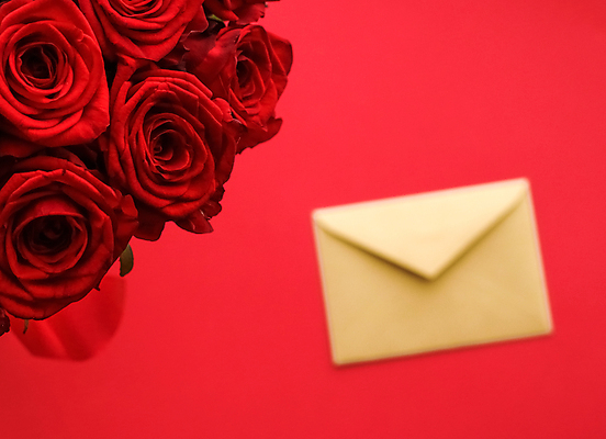 포토 JPG 해외이미지 꽃다발 백그라운드 편지봉투 발렌타인데이 사람없음 빨간색 장미 러브레터 해외포토 꽃 컬러 데이이벤트 봉투 편지 파일형식 이미지허브