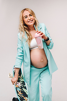 포토 JPG 해외이미지 응시 여자 엄마 실내 한명 미소 들기 정장 상반신 성인 앞모습 임산부 임신 스케이트보드 흰배경 텀블러 성인여자한명만 해외포토 1 시선 옷 뷰포인트 백그라운드 가족 모션 표정 사람 내부 컵 흰색 보드_스포츠 여자한명만 성인여자만 파일형식 이미지허브