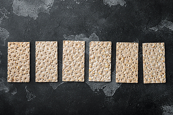 포토 JPG 해외이미지 검은배경 실내 사람없음 하이앵글 크래커 일렬 호밀크래커 해외포토 뷰포인트 백그라운드 내부 쿠키 검은색 파일형식 이미지허브