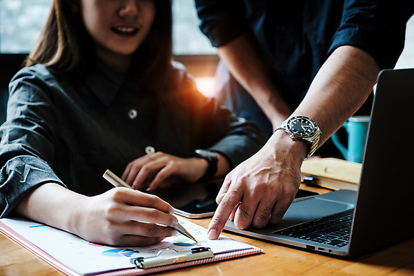 포토 JPG 해외이미지 여자 남자 비즈니스 회의 직장 설명 상반신 성인 두명 앞모습 노트북 사무실 가리킴 업무 비즈니스맨 비즈니스우먼 문서 서류판 성인만 해외포토 뷰포인트 회사 모션 사람 손짓 전자제품 사무용품 작업 직장인 파일형식 이미지허브