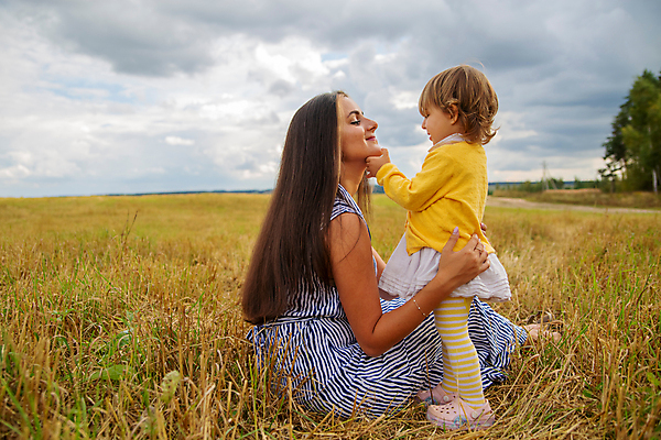 포토 JPG 해외이미지 백인 라이프스타일 웰빙 여자 딸 행복 어린이 밭 가족 자연 엄마 키스 함께함 사랑 웃음 사람 성인 야외 두명 부모 봄 기쁨 아기 잡기 작음 걸음마 돌봄 해외포토 서양인 계절 감정 컨셉 농업 관계 모션 표정 생활 크기 애정표현 생태계 파일형식 이미지허브