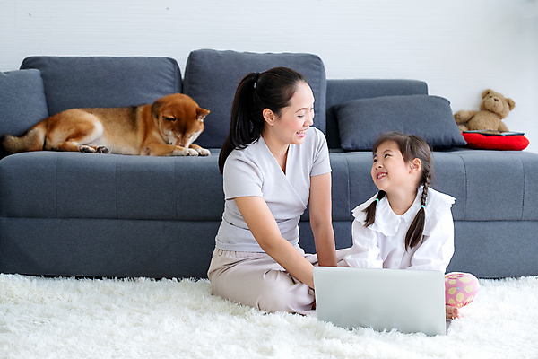 포토 JPG 해외이미지 동물 라이프스타일 여자 딸 행복 아시아 어린이 거실 장난 가족 놀이 엄마 휴가 휴식 주택 함께함 건강 사랑 미소 사람 앉기 동양인 두명 노트북 반려동물 소파 카펫 방 흰색 개 주말 리빙 동반자 해외포토 감정 나라 컬러 컨셉 의자 포유류 관계 모션 표정 인종 건물 생활 전자제품 파일형식 이미지허브