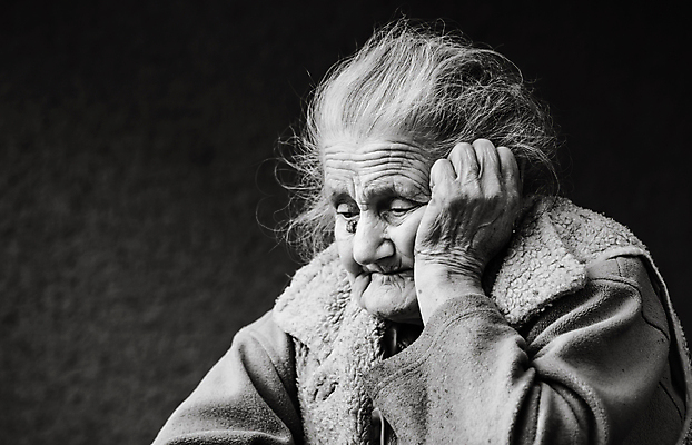 포토 JPG 해외이미지 여자 노년 할머니 흑백 실내 한명 상반신 옆모습 기댐 슬픔 고민 우울감 노인여자한명만 해외포토 1 감정 뷰포인트 모션 촬영기법 사람 성인 내부 여자한명만 노인여자만 파일형식 이미지허브