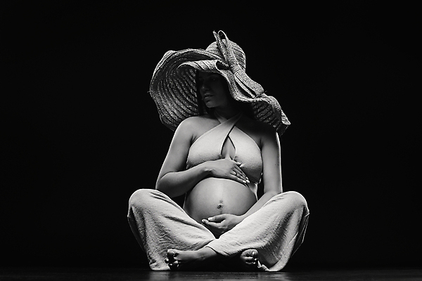 포토 JPG 해외이미지 전신 응시 여자 포즈 검은배경 흑백 실내 한명 성인 앞모습 임산부 임신 밀짚모자 가부좌 감싸기 성인여자한명만 해외포토 모자_잡화 1 시선 뷰포인트 백그라운드 모션 촬영기법 사람 앉기 내부 검은색 여자한명만 성인여자만 파일형식 이미지허브