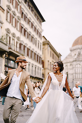 포토 JPG 해외이미지 여자 남자 웨딩드레스 흑인 결혼식 정장 상반신 성인 야외 두명 앞모습 손잡기 도시 군중 국제결혼 신랑신부 성인만 웨딩촬영 해외포토 서양인 드레스 옷 신부_웨딩 뷰포인트 신랑 결혼 모션 사람 기념사진 파일형식 이미지허브