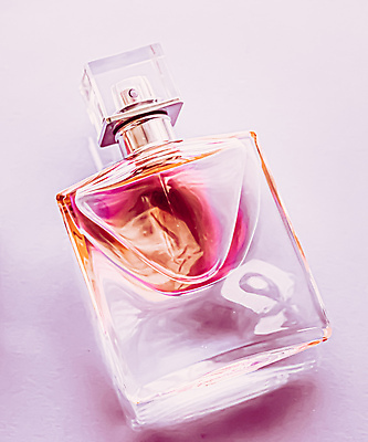 포토 JPG 해외이미지 실내 사람없음 뷰티 화장품 향수 보라색배경 향수병 브랜딩 세련 해외포토 백그라운드 내부 보라색 병_담는 파일형식 이미지허브