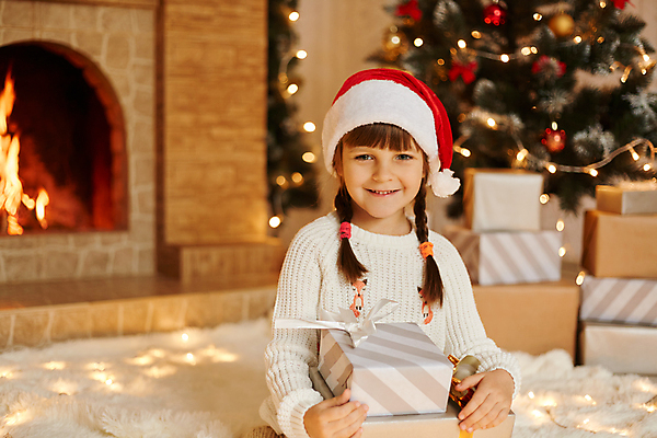포토 JPG 해외이미지 여자 어린이 주택 실내 한명 들기 상반신 아웃포커스 선물상자 벽난로 소녀한명만 해외포토 1 모션 촬영기법 선물 사람 내부 건물 상자 여자한명만 소녀만 파일형식 이미지허브