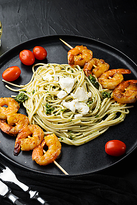 포토 JPG 해외이미지 접시 포크 방울토마토 검은배경 치즈 파스타 실내 사람없음 나이프 꼬치새우 페스토 해외포토 식기 백그라운드 토마토 유제품 서양음식 내부 검은색 소스_음식 칼 파일형식 이미지허브