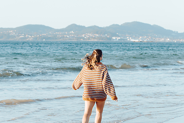 포토 JPG 해외이미지 주간 여자 여행 바람 휴식 한명 상반신 성인 해변 야외 뒷모습 걷기 산책 혼자 성인여자한명만 해외포토 자연요소 1 바다 뷰포인트 컨셉 모션 날씨 사람 여자한명만 성인여자만 파일형식 이미지허브