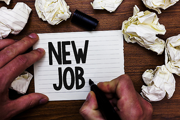 포토 JPG 해외이미지 손 종이 실내 들기 신체부위 펜 기록 job new 종이뭉치 나무배경 해외포토 백그라운드 모션 사람 내부 필기구 뭉치 파일형식 이미지허브