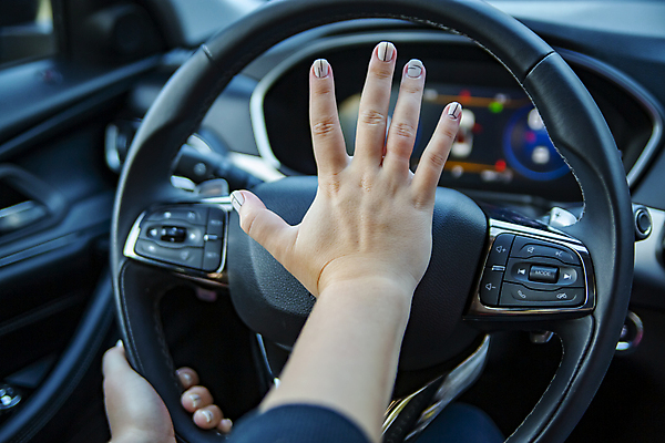 포토 JPG 해외이미지 손 여자 남자 감정 도로 여행 자동차 스트레스 뿔 경고 사람 사람없음 내부 운전 분노 긴급 도시 시간 바퀴 운전사 잠수부 밀기 위험 잼 사건 속도 신호 언론 공격적 자동 제어 해외포토 직업 길 육상교통 컨셉 교통시설 모션 신체부위 소스_음식 전문직 파일형식 이미지허브