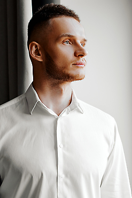 포토 JPG 해외이미지 백인 직업 응시 남자 안경 생각 비즈니스 창문 호텔 미래 수염 바닥 아이디어 실내 파노라마 한명 서기 사람 내부 건물 옆모습 금융 사무실 반사 도시 업무 비즈니스맨 자신감 대표 고민 경영자 혼자 브레인스토밍 해외포토 서양인 1 건축물 시선 잡화 감정 뷰포인트 컨셉 모션 숙소 촬영기법 경제 작업 직장인 리더 파일형식 이미지허브