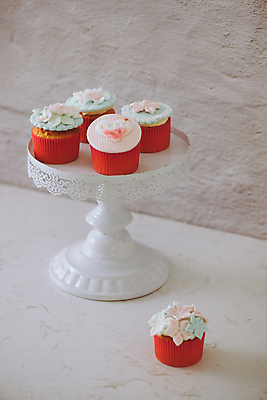 포토 JPG 해외이미지 접시 디저트 실내 사람없음 하트 달콤 컵케이크 프로스팅 해외포토 모양 식기 음식 내부 케이크 맛 제빵 파일형식 이미지허브