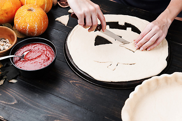 포토 JPG 해외이미지 손 호박 디저트 실내 들기 신체부위 나이프 자르기 반죽 제빵 나무배경 해외포토 식기 음식 백그라운드 채소 모션 사람 내부 제과제빵 칼 파일형식 이미지허브