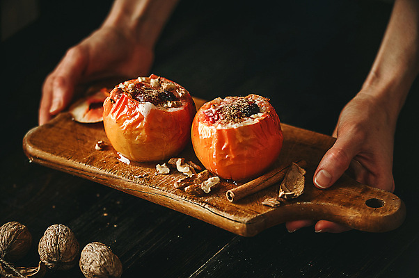 포토 JPG 해외이미지 접시 음식 백그라운드 크리스마스 겨울 과일 휴가 디저트 건강 사람없음 빨간색 식사 견과류 막대기 달콤 사과 굽기 꿀 폭식 섞기 시나몬 핸드메이드 그래놀라 맛있는 해외포토 식기 계절 기념일 컬러 맛 구이 파일형식 이미지허브