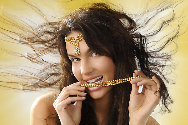 포토 JPG 해외이미지 백인 모델 여자 장신구 바람 추상 갈색머리 형상 미술 한명 사람 뷰티 유행 귀여움 검은색 화장품 흰색 화려 우아함 은색 보석 심볼 만족 다이아몬드 타격 강조 해외포토 자연요소 서양인 1 헤어스타일 감정 컬러 컨셉 무늬 모션 날씨 문화예술 광석 파일형식 이미지허브