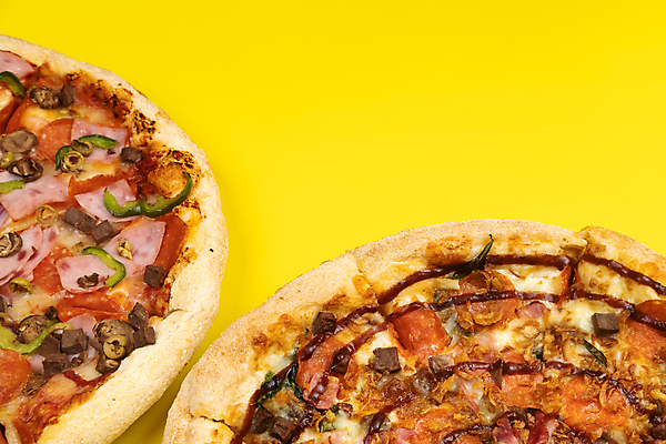 포토 JPG 해외이미지 피자 패스트푸드 실내 사람없음 노란배경 콤비네이션피자 카피스페이스 해외포토 백그라운드 서양음식 내부 노란색 공백 인스턴트 파일형식 이미지허브