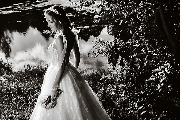 포토 JPG 해외이미지 여자 신부 부케 웨딩드레스 흑백 한명 미소 들기 상반신 성인 옆모습 성인여자한명만 웨딩촬영 해외포토 1 드레스 뷰포인트 꽃다발 결혼 모션 촬영기법 표정 사람 기념사진 여자한명만 성인여자만 파일형식 이미지허브