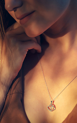 포토 JPG 해외이미지 백인 모델 여자 얼굴 목걸이 장신구 한명 사람 성인 야외 햇빛 뷰티 유행 맑음 화려 우아함 닫기 보석 그림 다이아몬드 팬던트 스타일 해외포토 서양인 1 컨셉 모션 날씨 신체부위 태양 광석 파일형식 이미지허브