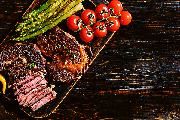 포토 JPG 해외이미지 접시 커플 음식 백그라운드 포크 2 토마토 채소 유리 탁자 기념 발렌타인데이 육류 사랑 스테이크 요리 사람 사람없음 목재 빨간색 빛 식당 와인 식사 저녁식사 어둠 낭만 소고기 흰색 칼 그릴 정상 바비큐 굽기 후추 로즈메리 해외포토 나무 식기 감정 컬러 가구 컨셉 식재료 재료 관계 데이이벤트 재질 주방용품 주류 서양음식 상점 구이 허브 향신료 파일형식 이미지허브