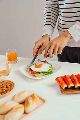 포토 JPG 해외이미지 손 남자 빵 수박 실내 한명 상반신 성인 옆모습 식사 자르기 성인남자한명만 오픈샌드위치 해외포토 1 음식 뷰포인트 과일 모션 샌드위치 사람 내부 신체부위 남자한명만 성인남자만 파일형식 이미지허브
