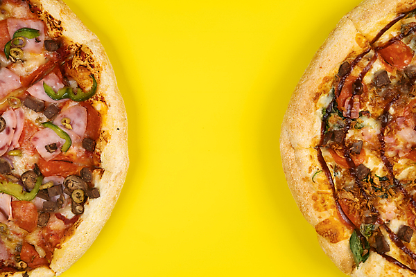 포토 JPG 해외이미지 피자 패스트푸드 실내 사람없음 하이앵글 노란배경 콤비네이션피자 카피스페이스 해외포토 뷰포인트 백그라운드 서양음식 내부 노란색 공백 인스턴트 파일형식 이미지허브