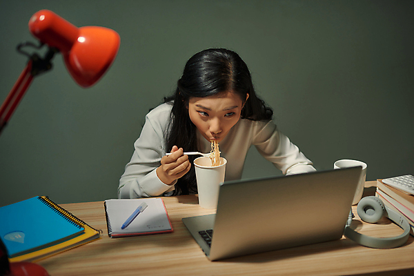 포토 JPG 해외이미지 응시 여자 실내 한명 동양인 상반신 성인 앞모습 노트북 식사 업무 비즈니스우먼 먹기 집중 야근 컵라면 성인여자한명만 해외포토 1 시선 뷰포인트 컨셉 비즈니스 모션 사람 인종 내부 전자제품 라면 작업 직장인 여자한명만 성인여자만 파일형식 이미지허브