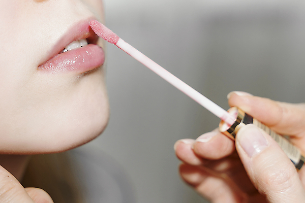 포토 JPG 해외이미지 모델 손 여자 얼굴 분홍색 건강 한명 성인 치료 뷰티 유행 화장품 립스틱 흰색 잡기 붓 화려 미용사 피부 입술 피부관리 만들기 광택 돌봄 스타일리스트 완벽 유아독존 신청 해외포토 직업 1 컬러 컨셉 의학 모션 사람 신체부위 파일형식 이미지허브