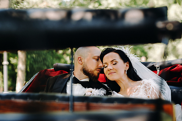 포토 JPG 해외이미지 주간 여자 남자 웨딩드레스 결혼 신혼부부 키스 사랑 정장 턱시도 상반신 성인 야외 두명 앞모습 옆모습 눈감음 기댐 소프트포커스 마차 신랑신부 성인만 웨딩촬영 해외포토 자연요소 부부 드레스 옷 감정 신부_웨딩 교통수단 뷰포인트 신랑 모션 촬영기법 사람 이벤트 애정표현 신혼 기념사진 파일형식 이미지허브