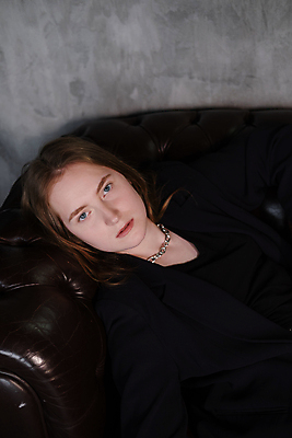 포토 JPG 해외이미지 백인 모델 라이프스타일 여자 감정 유럽 얼굴 생각 비즈니스 성공 갈색머리 한명 사람 성인 뷰티 머리 유행 표현 도시 비즈니스우먼 자신감 내추럴 심각 완벽 스타일 카피스페이스 해외포토 서양인 1 헤어스타일 나라 컨셉 생활 신체부위 공백 직장인 파일형식 이미지허브