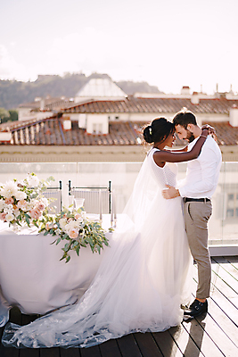 포토 JPG 해외이미지 전신 여자 남자 웨딩드레스 흑인 안기 결혼식 정장 성인 야외 두명 옆모습 국제결혼 신랑신부 성인만 웨딩촬영 해외포토 서양인 드레스 옷 신부_웨딩 뷰포인트 신랑 결혼 모션 사람 기념사진 파일형식 이미지허브