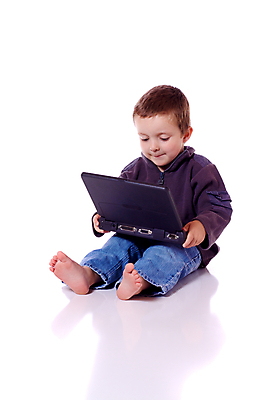 포토 JPG 해외이미지 라이프스타일 교육 남자 행복 어린이 컨셉 인터넷 놀이 건강 한명 미소 앉기 소년 노트북 컴퓨터 청춘 공책 웹 기쁨 흰색 키보드 작음 무선전화기 흰배경 배려 해외포토 1 감정 컬러 백그라운드 모션 문구용품 표정 사람 생활 전자제품 크기 전화기 파일형식 이미지허브