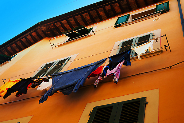 포토 JPG 해외이미지 전통 외관 옷 유럽 문화 선 밧줄 줄 벽 여행 셔츠 티셔츠 가사 오렌지 창문 아파트 주택 건조 매달리기 사람없음 야외 가로 노란색 마을 이탈리아 활발 직물 도시 씻기 빨래 속옷 지중해 장면 타운 셔터 줄서기 해외포토 나라 바다 컬러 컨셉 상의 과일 모션 건물 청결 파일형식 이미지허브