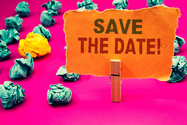 포토 JPG 해외이미지 영어 종이 실내 사람없음 일렬 나무집게 종이뭉치 분홍색배경 해외포토 문자 분홍색 백그라운드 집게 내부 목재 뭉치 파일형식 이미지허브