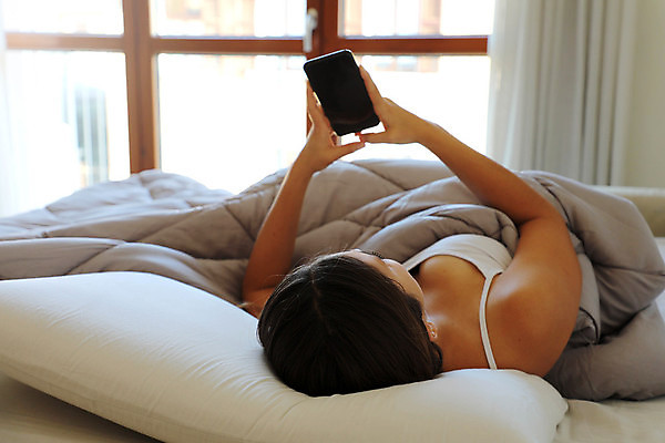 포토 JPG 해외이미지 라이프스타일 여자 여유 창문 침구 휴식 한명 들기 상반신 성인 일상 스마트폰 눕기 침대 성인여자한명만 해외포토 1 감정 가구 컨셉 모션 사람 라이프 생활 핸드폰 스마트기기 여자한명만 성인여자만 파일형식 이미지허브