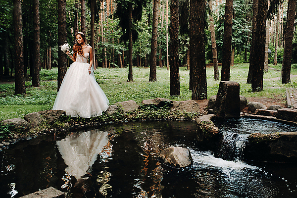 포토 JPG 해외이미지 주간 전신 나무 여자 신부 부케 웨딩드레스 결혼 한명 서기 들기 성인 야외 아웃포커스 걷기 숲 강가 성인여자한명만 웨딩촬영 해외포토 자연요소 식물 1 드레스 꽃다발 모션 촬영기법 사람 이벤트 강 기념사진 여자한명만 성인여자만 파일형식 이미지허브