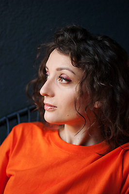 포토 JPG 해외이미지 스튜디오촬영 학생 라이프스타일 여자 행복 감정 유럽 얼굴 벽 포즈 티셔츠 오렌지 검은배경 아침 휴식 갈색머리 실내 한명 미소 사람 20대 성인 내부 갈색 흰색 닫기 입술 해외포토 주간 1 헤어스타일 나라 컬러 백그라운드 컨셉 셔츠 과일 모션 표정 청년 생활 신체부위 검은색 파일형식 이미지허브