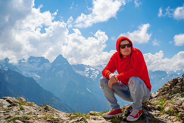 포토 JPG 해외이미지 남자 여유 여행 운동화 컨셉 청소년 하늘 날씨 휴가 휴식 산 한명 앉기 취미 야외 가로 빨간색 선글라스 평화 맑음 자유 모험가 그림 주말 스타일 카피스페이스 해외포토 1 감정 안경 컬러 신발 모션 사람 공백 파일형식 이미지허브