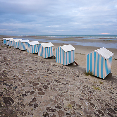 포토 JPG 해외이미지 외관 유럽 모래 바다 여행 건축양식 자연 하늘 휴가 사람없음 야외 건물 목재 물 파란색 여행객 줄무늬 프랑스 도시 역사 오두막 휴양지 타운 헛간 해외포토 자연요소 나무 건축물 건축 나라 컬러 무늬 재료 사람 장소 생태계 저장고 파일형식 이미지허브
