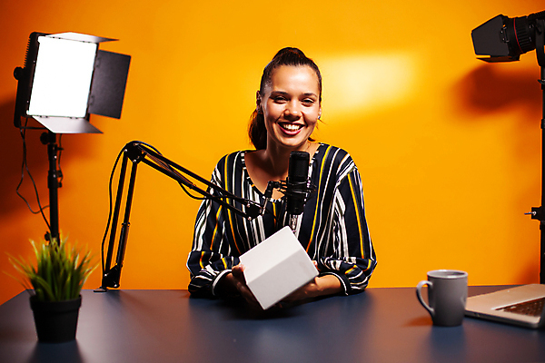 포토 JPG 해외이미지 여자 화초 한명 들기 상반신 성인 앞모습 컵 노트북 상자 촬영 주황색 책상 마이크 방송 촬영실 성인여자한명만 유튜버 해외포토 식물 1 식기 뷰포인트 컬러 음향기기 가구 모션 사람 전자제품 공간 여자한명만 성인여자만 파일형식 크리에이터 이미지허브