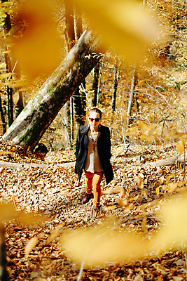 포토 JPG 해외이미지 나무 백인 라이프스타일 계절 공원 여자 잎 자연 한명 사람 성인 야외 선글라스 뷰티 노란색 유행 산책 코트 숲 스타일 해외포토 서양인 식물 1 공공시설 안경 컬러 휴식 생활 외투 생태계 파일형식 이미지허브