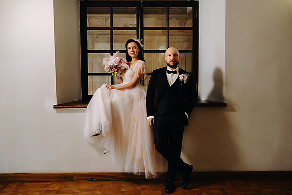 포토 JPG 해외이미지 전신 응시 여자 남자 부케 웨딩드레스 포즈 결혼 창문 신혼부부 실내 사랑 서기 들기 정장 턱시도 성인 두명 앞모습 옆모습 다리꼬기 주머니손 걸터앉기 신랑신부 성인만 웨딩촬영 해외포토 부부 시선 드레스 옷 감정 신부_웨딩 뷰포인트 꽃다발 신랑 모션 사람 앉기 이벤트 내부 신혼 기념사진 파일형식 이미지허브