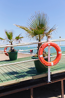 포토 JPG 해외이미지 밧줄 스포츠 바다 여행 컨셉 오렌지 교통시설 자연 항해 매달리기 건강 손바닥 안전 사람 해변 사람없음 빨간색 파란색 수영 장비 금지 벨트 경계선 긴급 도움 원형 구출 가장자리 보호 위험 심볼 오브젝트 서비스 사인 싱글 보안 부표 보험 sos 안전요원 철책 헬프 수평선 해외포토 도형 손 잡화 선 줄 컬러 교통 배_교통 과일 모션 수상스포츠 둘레 경계 시설 생태계 구조요청 파일형식 이미지허브