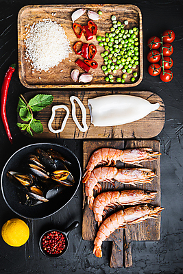 포토 JPG 해외이미지 접시 백그라운드 재료 방울토마토 고추 검은배경 새우 마늘 사람없음 쌀 레몬 해산물 오징어 완두콩 홍합 나무도마 스페인요리 플랫레이 해외포토 식기 음식 토마토 채소 과일 어패류 콩 곡류 연체동물 도마 갑각류 목재 검은색 수중동물 스페인 플랫 파일형식 이미지허브